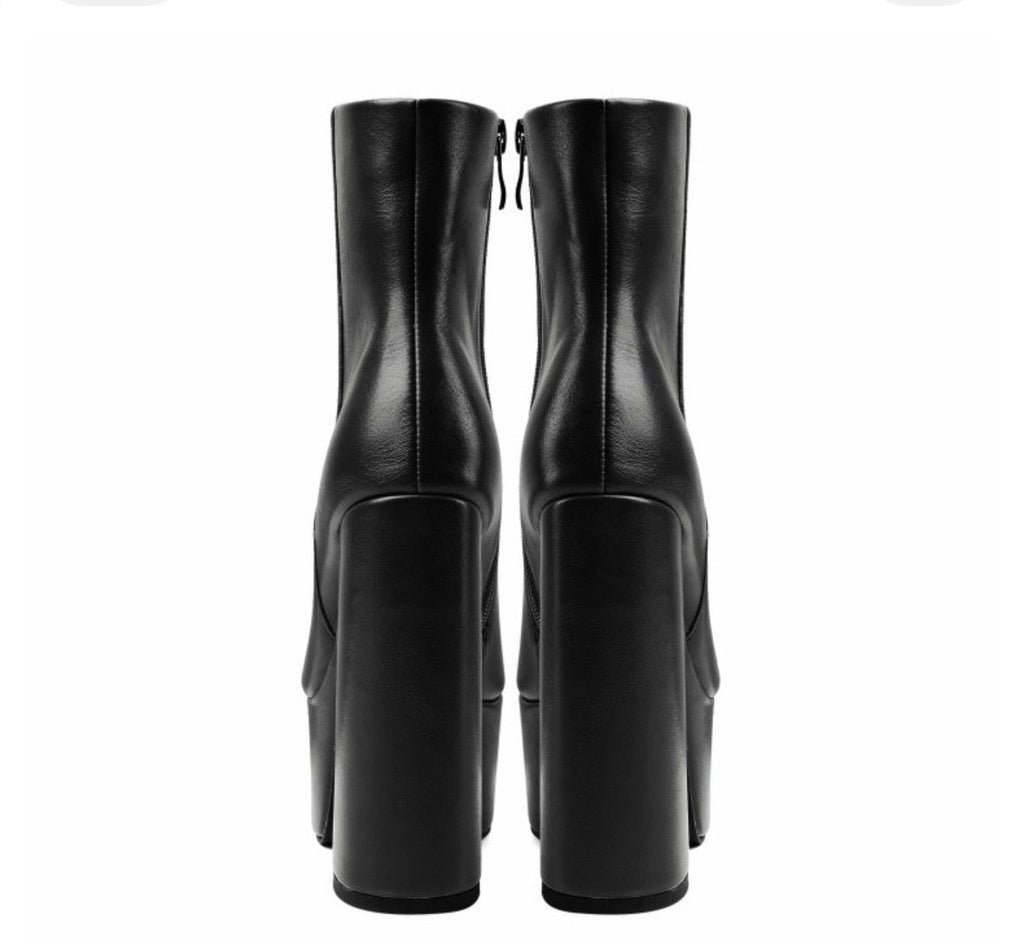 Nadměrné velikosti kotníkové boty na vysokém podpatku s robustními nohavicemi