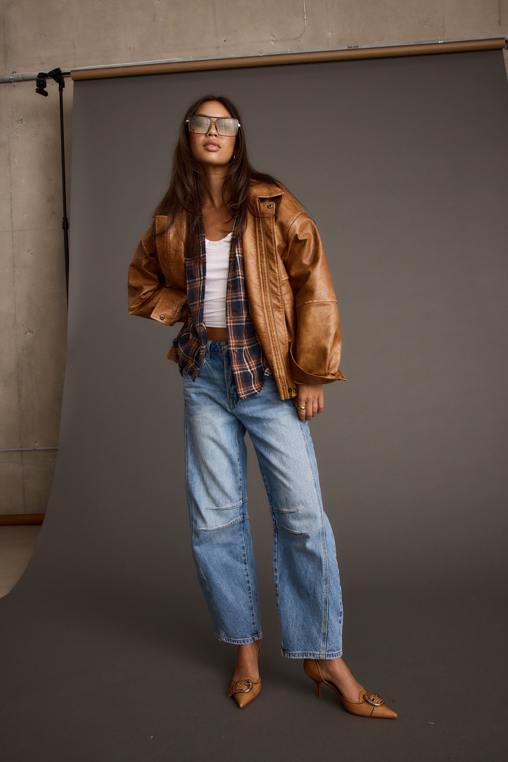 Koňaková nadměrná bunda London Calling z umělé kůže