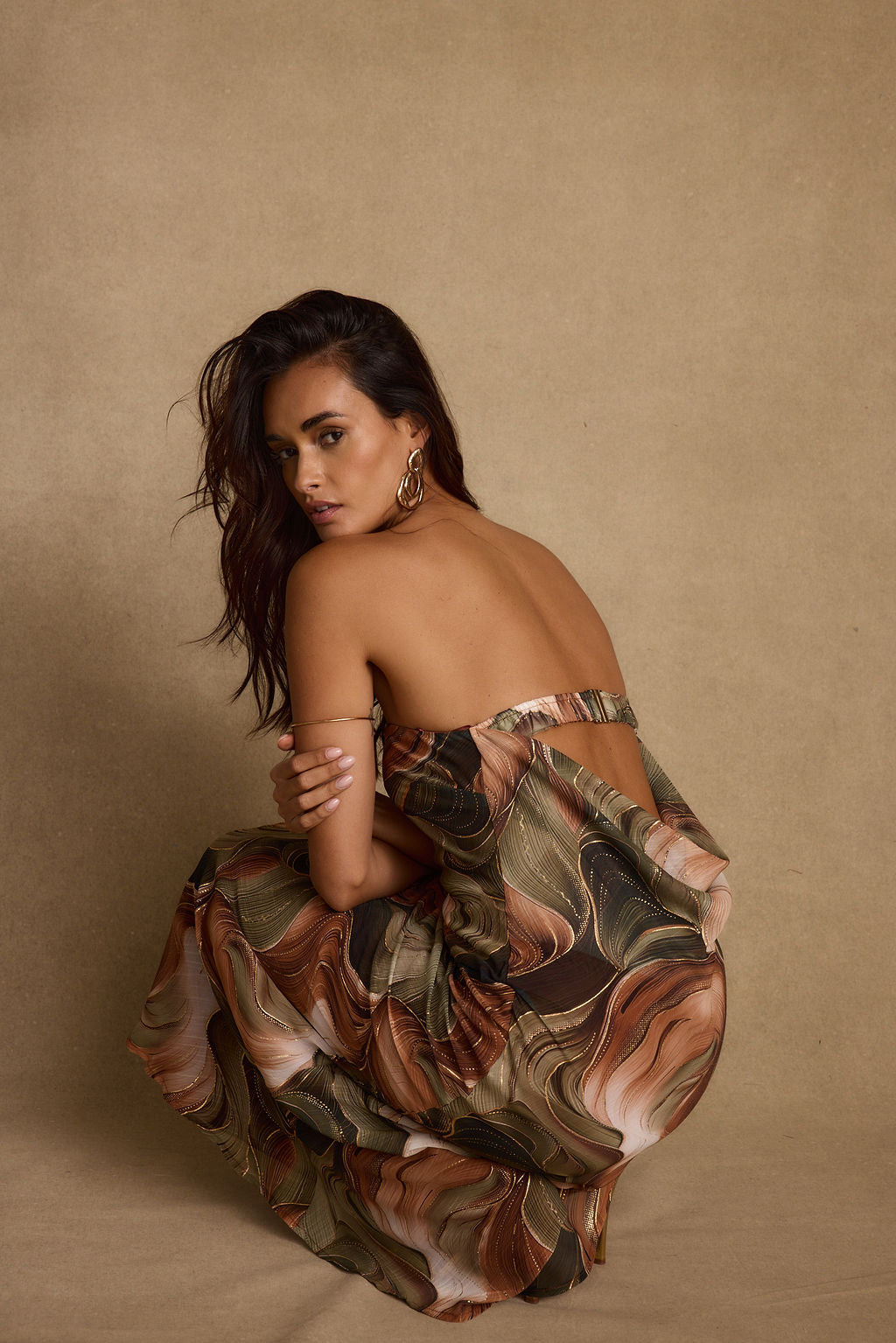 Abstraktní maxi šaty Natalia Olive and Rust bez ramínek