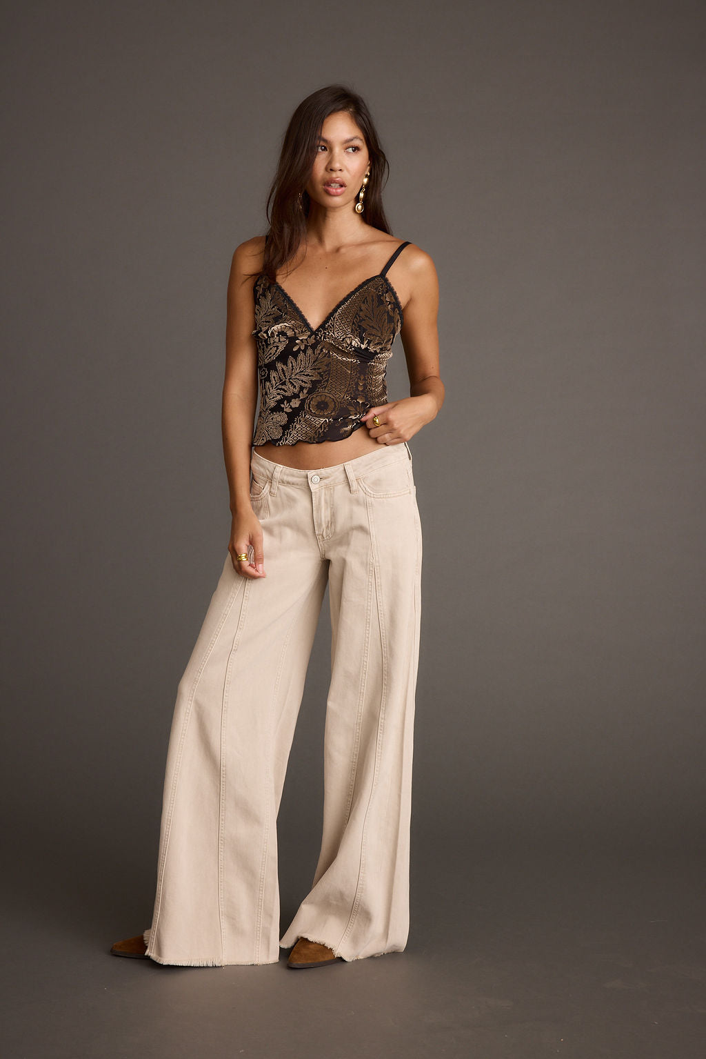 Džíny Sierra s nízkým pasem a širokými nohavicemi v béžové barvě