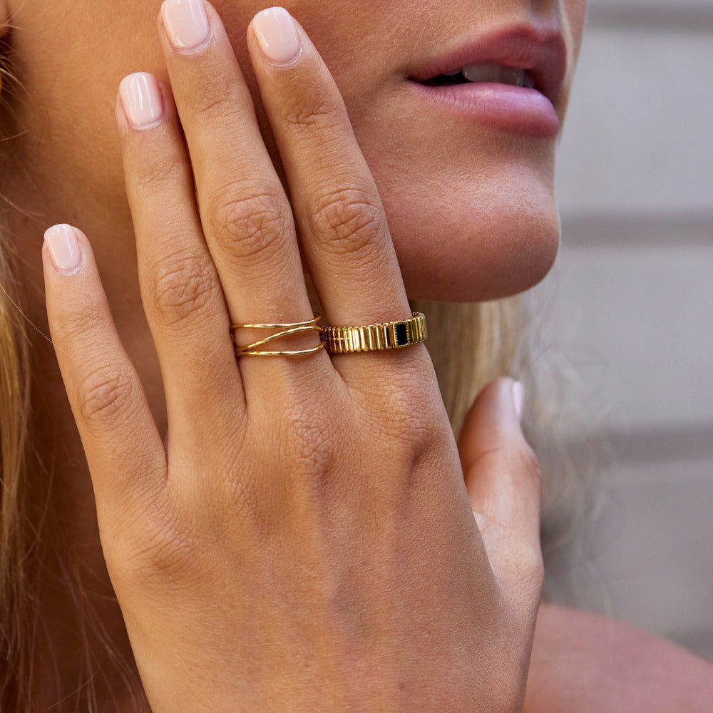 Black Crystal Ribbed Ring