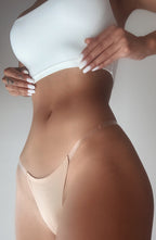 Bezešvá tanga s průhledným ramínkem - tělová